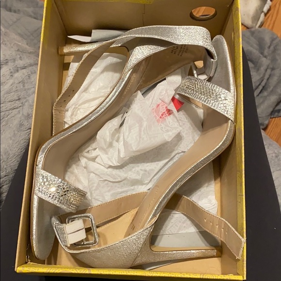 silver heels - Picture 2 of 4